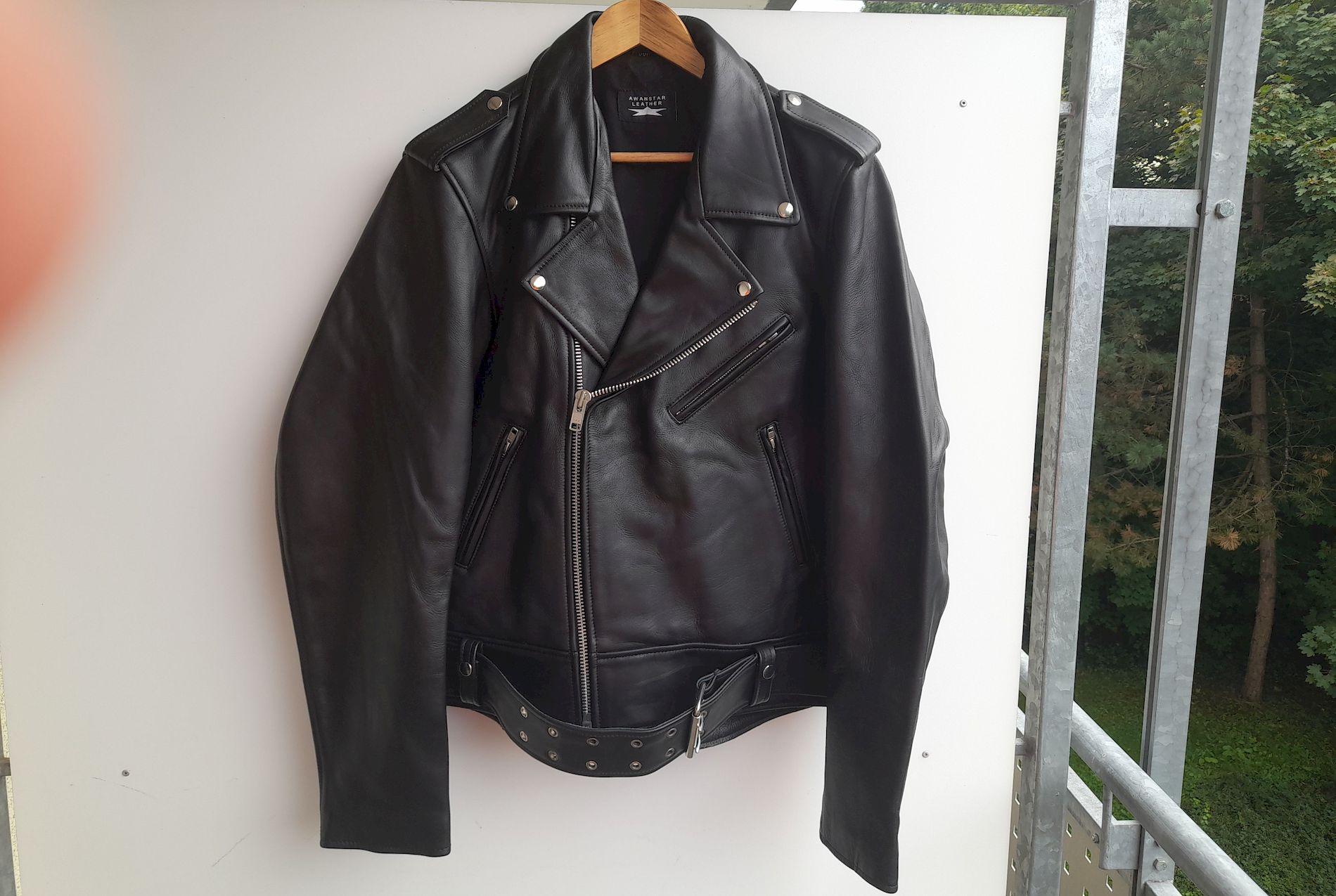 lederjacke am buegel